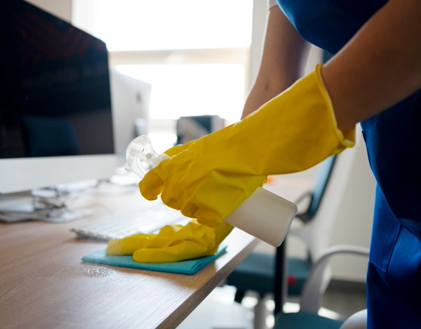 Professionelle Reinigungskraft bei der Büroreinigung in Kaarst